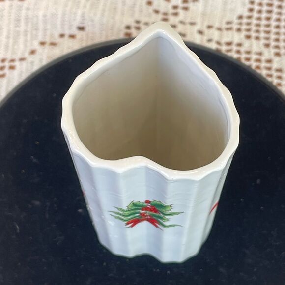 Vintage heart shaped Christmas vase || JAPAN | flying Santa on a candy cane vase - Picture 7 of 11